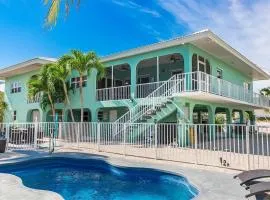 Reel Knotty - Waterfront Pool Home, 35' Dock, Tiki Huts