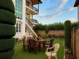 The Shesh Bagh Boutique - Garden Stay Near Dal Lake & Mughal Garden，位于斯利那加的酒店