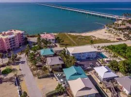 Sea Glass Cottage - Pet Friendly Tropical Home!