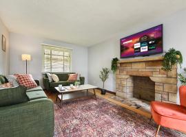 Cozy 3-bedroom family home - sleeps 8, great coffee，位于匹兹堡的酒店
