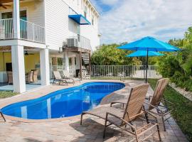 Sombrero Chic - Waterfront Pool Home Near Sombrero Beach, 40' Dock，位于马拉松的酒店