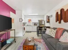 Pink Dreams - Walk to Live Music, Bars, Restaurants - Free Parking