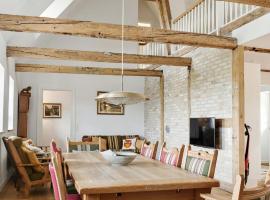 Nostalgic Charm In A Yellow Timber House，位于Sakskøbing的酒店