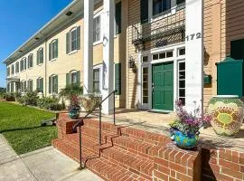Cozy Quiet St Augustine Private Condo - 2bed, 1 bath, Sleeps 6, Steps to Historic St Augustine Center & All Tourist Attractions, Restaurants, Cafes, Backyard, Porch