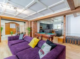 Old-Time Charm - 12 Guests - Billiards & Hot Tub，位于圣安娜德博普雷的酒店