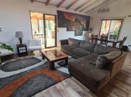 CASA CON TINAJA, PISCINA Y QUINCHO - Puc&oacute;n，位于普孔的带热水浴缸的酒店