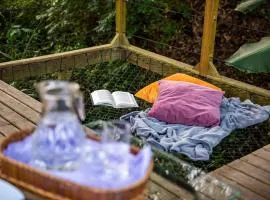 Loft Americano para Casais - Lareira Externa, Ar quente, Opção com Café da Manhã, Rio no Terreno, Rede Suspensa e Churrasqueira
