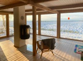 Timber House With Sea View In Guldborg，位于Guldborg的酒店