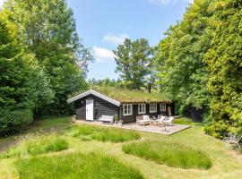Cozy Home In Dronningmølle With Wifi，位于德隆宁莫勒的酒店
