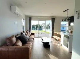 brand new Lakeside cozy deluxe