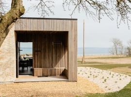 Simple Living And Outdoor Life At Helnæs，位于埃伯鲁普的酒店