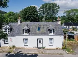Traditional Highland Cottage Near Loch Ness