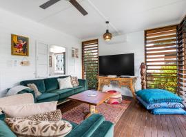 Tropicana Cottage - Eclectic Poolside Haven near CBD