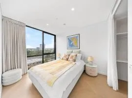 Stylish 3 bedrooms with Stunning Views & 3mins to Macquarie Shopping Center