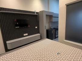 Luxurious and private studio apartment-Gaur Mall，位于诺伊达的酒店