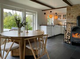 Home With Fjord View In Modern Style，位于Hjarbæk的酒店