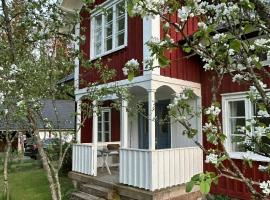 Cottage From 1830 With Sauna And Games Room，位于Dalstorp的酒店
