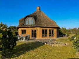 Octagonal Thatched Forest House Near Herning，位于Videbæk的酒店