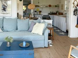 Charming Summer House Near Dalbybugten，位于Mesinge的酒店