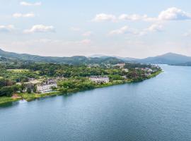 The Hill House Yangpyeong，位于杨平郡的带停车场的酒店