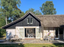 Modern Farmhouse With Thatched Roof In Rørvig，位于勒维的酒店