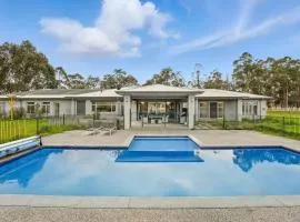 Serene Coastal Retreat in Hastings w pool