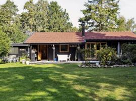 Enjoy Outdoor Life With Orangery And Kitchen，位于Græsted的酒店