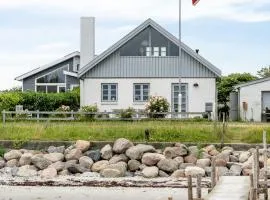 Home With Views And Walking Distance To Nature