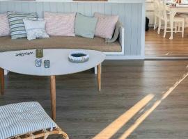 Black Wooden Holiday Home With Sea Views，位于科灵的酒店