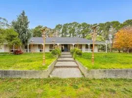 Charming Farm Stay 4BR Family Retreat Hastings