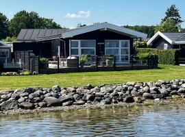 Fjord-Side Cottage In Munkebo By The Water，位于蒙克博的酒店