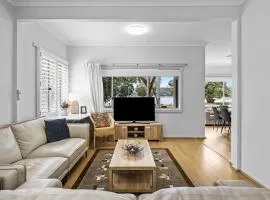 Ondina Cottage - Serene Waterfront Haven with Jetty