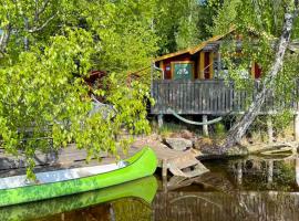 Lakeside Cabin With Paddle Board，位于莱鲁姆的酒店