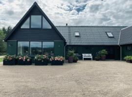 Lodge With Private Lake Near Bidstrup Forest，位于Hadsten的酒店
