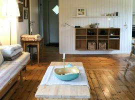 Summer House Near The Beach On M&oslash;n，位于Hovedskov的乡村别墅