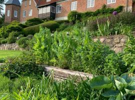 Artistic Gardener's House At Kollerup Estate，位于Hadsten的酒店