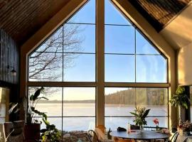 Private Cabin By The Lake With Private Pier，位于莱鲁姆的酒店
