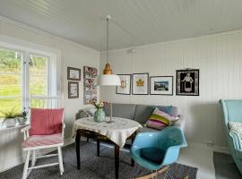 Peaceful Log Cabin By The Fjord On Ytterøy，位于Ytteroy的酒店