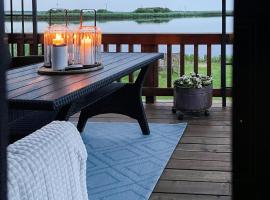 Protected Fjord Cabin With Fjord Views，位于兰讷斯的酒店