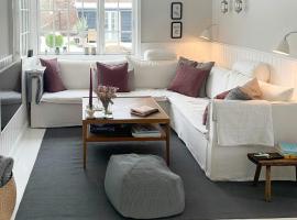 Charming Cottage Close To Tisvilde Beach，位于Tisvilde的酒店