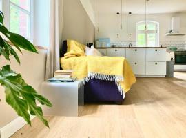 Cosy Country House With Wild Garden Near The Lake，位于Plath的酒店