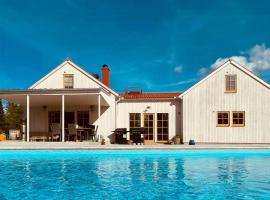 Family-Friendly Villa With Pool In Gotland，位于Slite的酒店