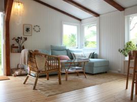 Red Wooden House With Soul Near Udsholt Beach，位于Græsted的酒店
