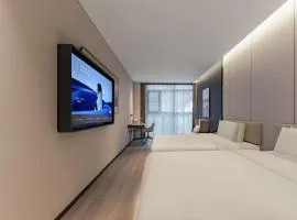 重庆解放碑国贸中心亚朵酒店