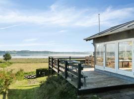 Family Home With Sauna And Fjord View，位于宝可波的酒店