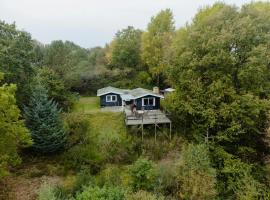 Cozy Holiday Home With Forest And Fjord Views，位于Roslev的酒店