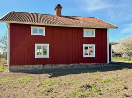 Historic Cottage Near Wiredaholm，位于Aneby的酒店