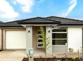 Minta Estate 4bedrooms Berwick home no sharing