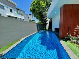 Luxury Villa With 5 Bed Room & Private Pool - 4 Minutes from The Beach By Walk，位于岘港的酒店