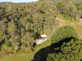 Hill Creek Tiny House 2 by Tiny Away，位于Perwillowen的小屋